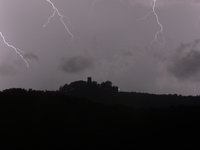 Blitze über der Burg Steinsberg